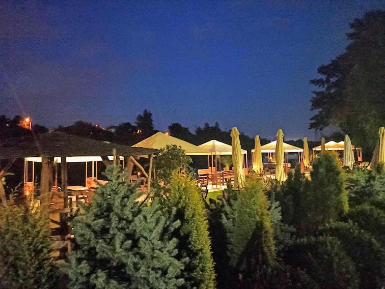 Seberak - Ubytovani V Chatickach A V Luxusnich Stanech Praga Exterior foto